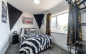 Aseda 4 Bedroom Private Parking, Game Zone -Pool Table, Garden Home